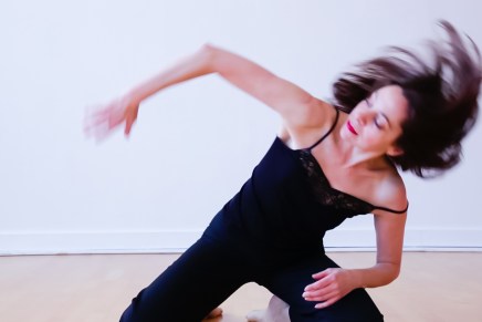 Ein Videostill aus dem Tanzvideo „Paralisi…ad aria condizionata“