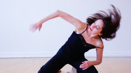 Ein Videostill aus dem Tanzvideo „Paralisi…ad aria condizionata“