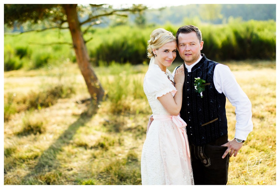 Dieses Hochzeitsfoto ist ein Teil einer Hochzeitsreportage, die ich mit dem Brautpaar in der Wahner Heide fotografiert habe. Für die Aufnahmen habe ich die Canon 5D MarkIII und das Canon 50MM 1.2 benutzt.