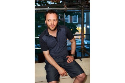 Bernie rauchend auf dem&nbsp;Balkon