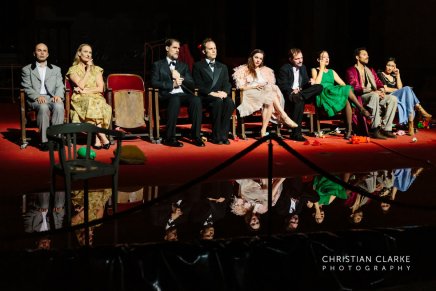 Premiere Tanztheater Wuppertal – Er nimmt sie an die&nbsp;Hand…..